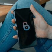 Så tar du kontroll över mobilens dolda behörigheter: Steg för steg