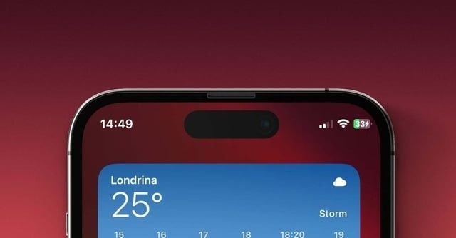Närbild av en smartphone med väderwidget och batteri på 33 procent
